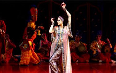 Қыздар қарап күліп жатқанда, бір жігіт саябақта жұлқиды.