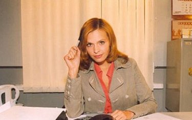 Семіз әйел аузына сиынып жатыр