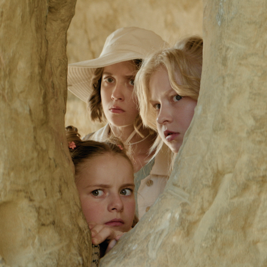 Эротикалық кездесу квесті Жыныс мүшесі есек видеоға жабысып қалды